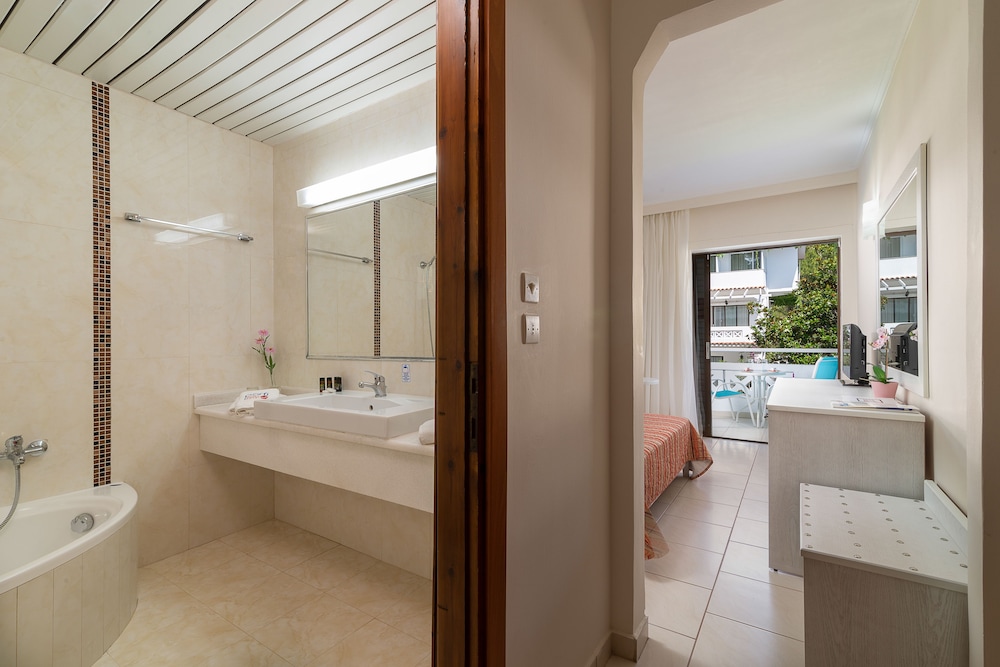 Porfi Beach Hotel 33/36