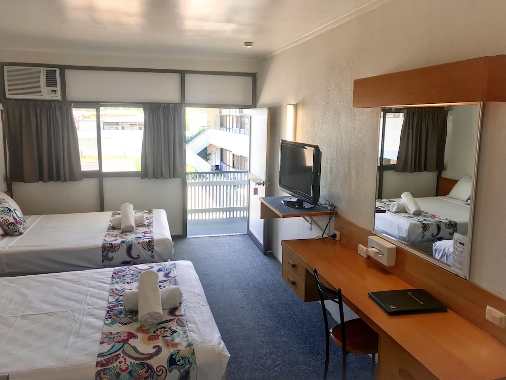 TROPICAL GATEWAY MOTOR INN 47/62