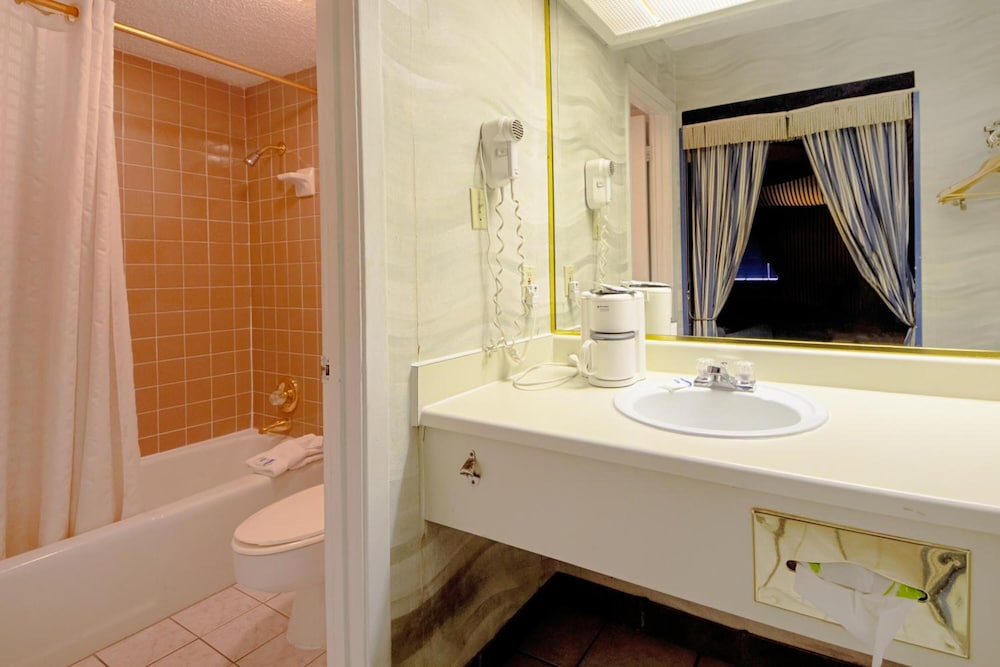 Economy Inn Suites 35/44