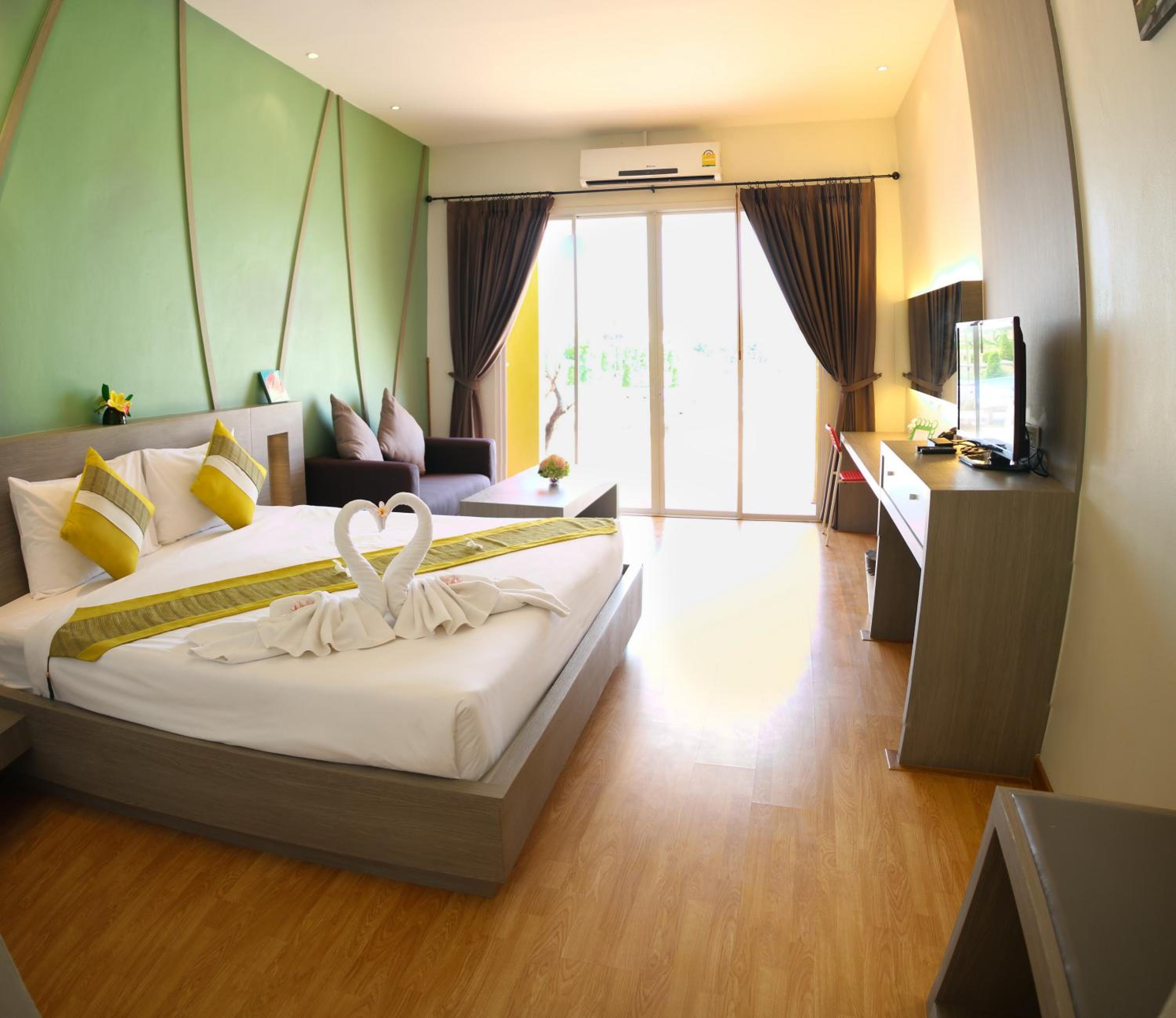 Room, Double or Twin Bed, Pool View