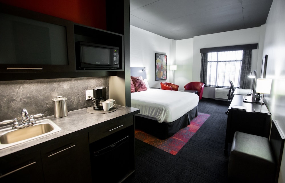 Grand Times Hotel Quebec City Airport 24/60