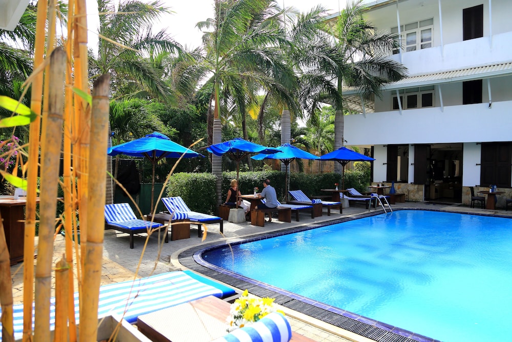 ST. LACHLAN HOTEL AND SUITES 61/64