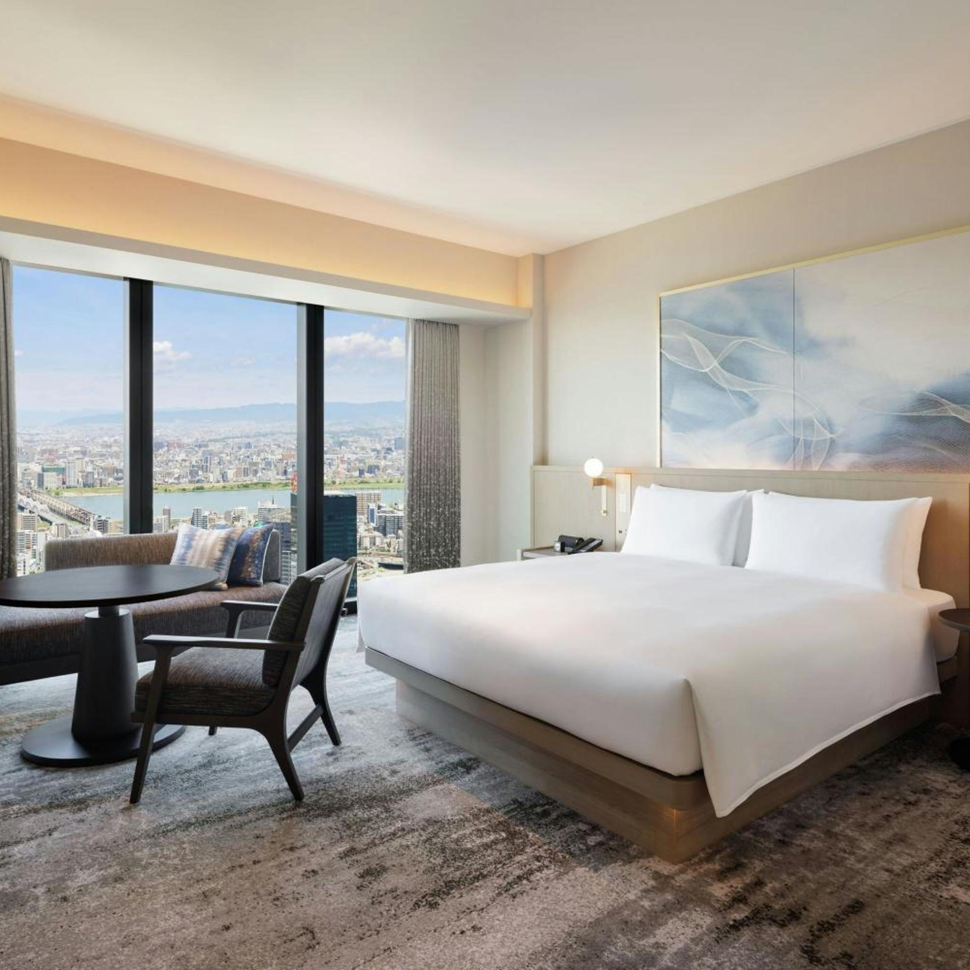 Specialty, King Bed, City View, Top Floor