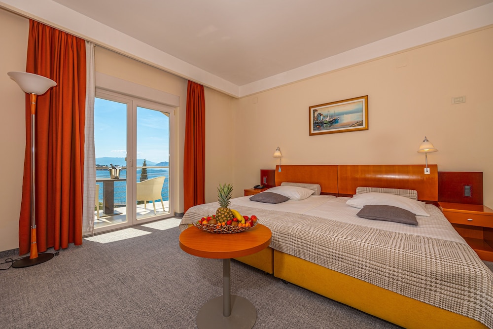 Room, Double or Twin Bed, Partial Sea View, Balcony