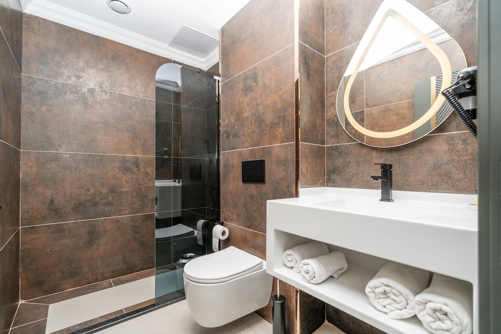 216 Ruby Suite 38/43