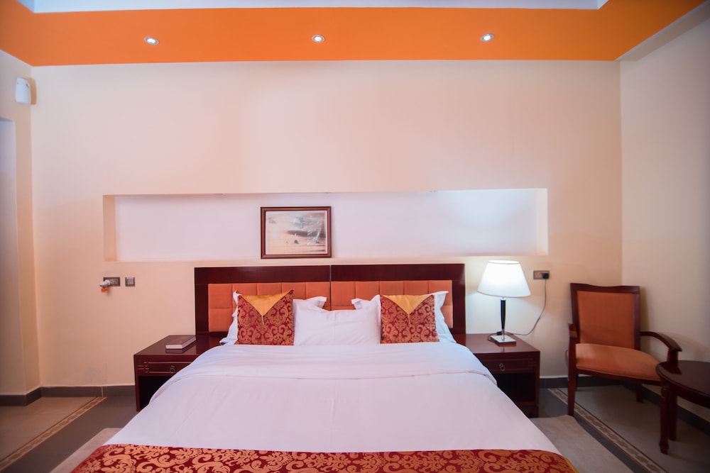 Falcon Heights Hotel 22/60