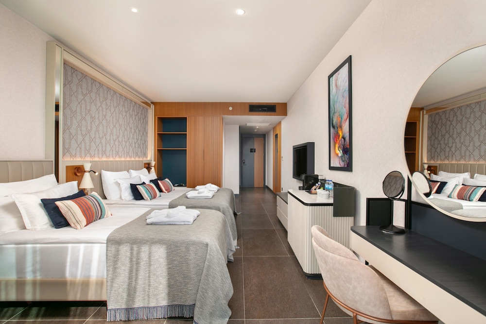 Swim Up, Superior, 1 Double and 1 Single Bed, Sea View
