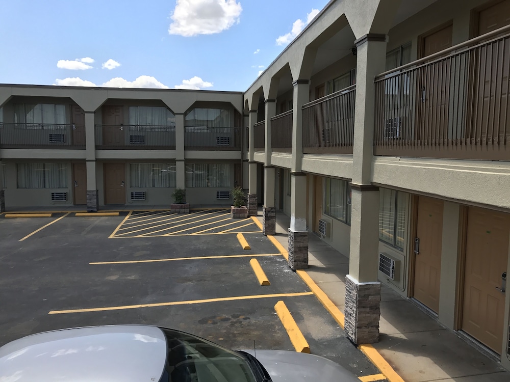 Hutchinson Inn 35/58