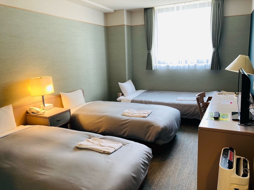 ROOM, TRIPLE, MULTIPLE BEDS