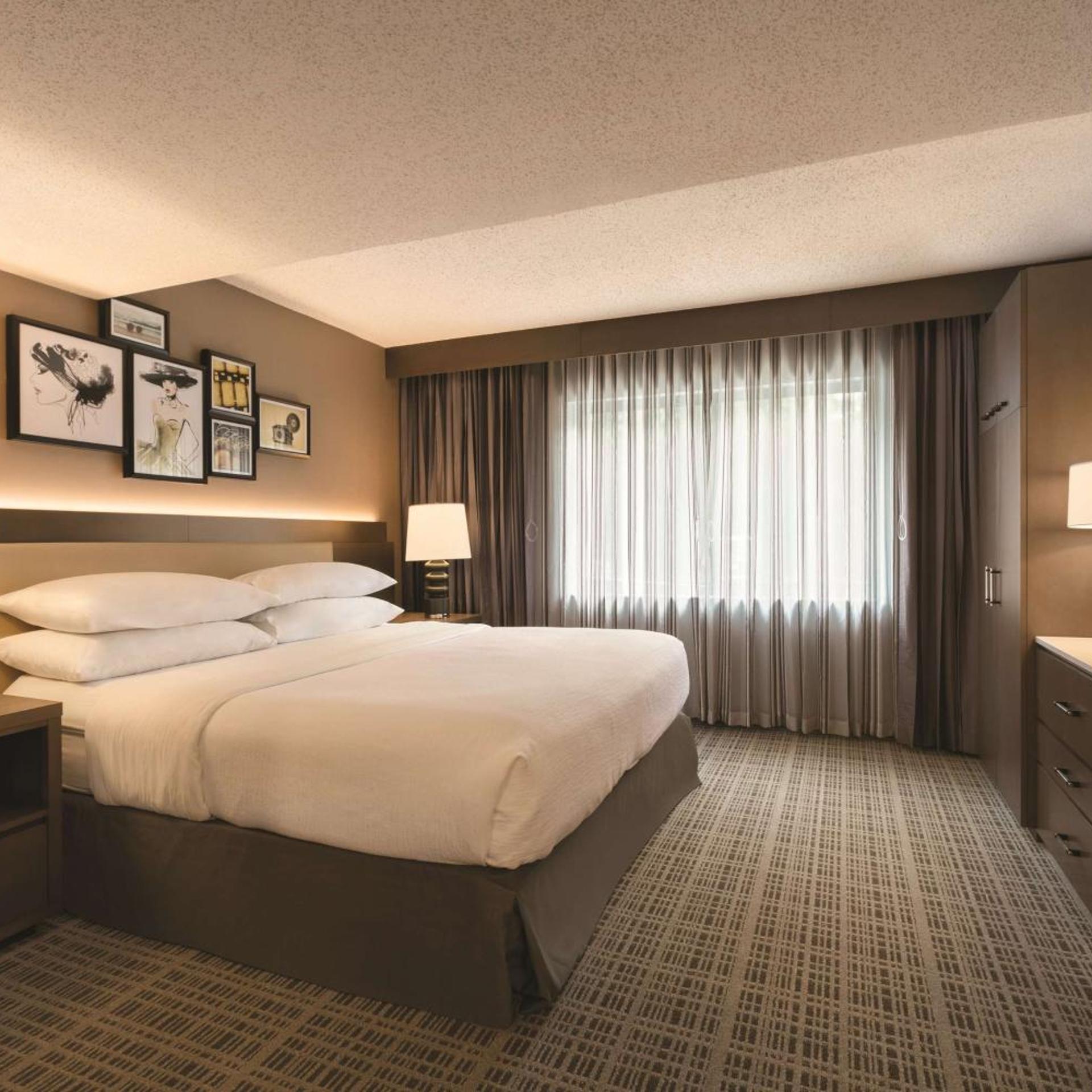 2 ROOMS, SUITE, KING BED, SOFA, CORNER