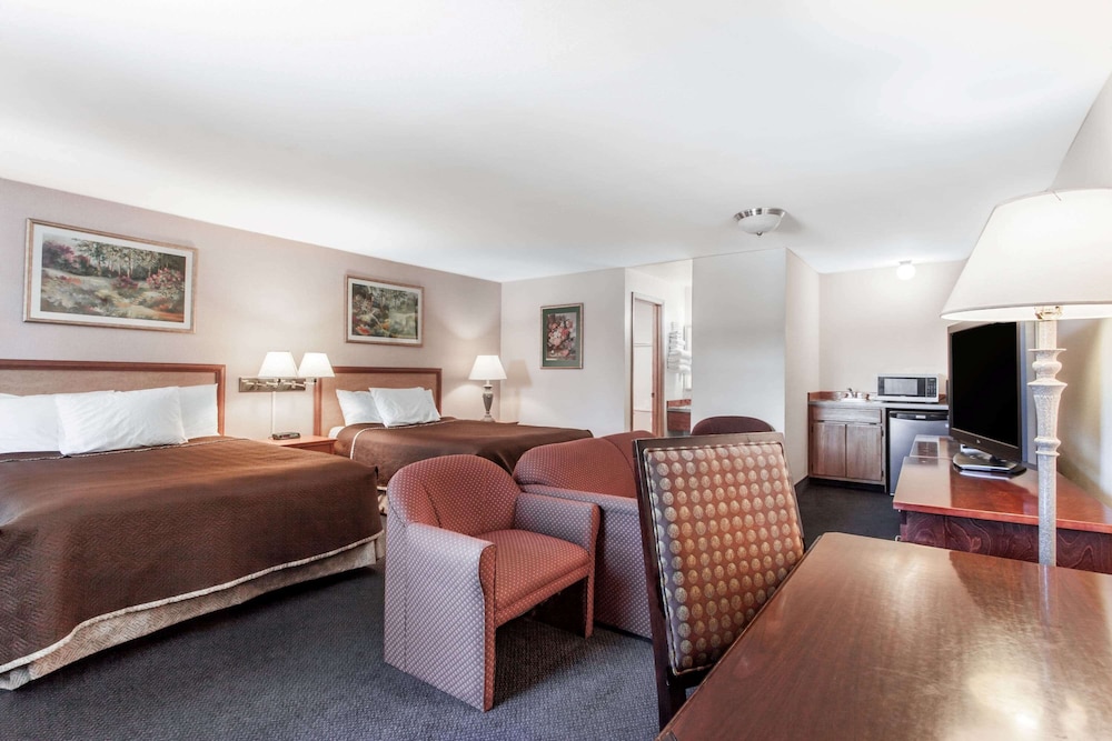 Econo Lodge Edmonds North Seattle, WA 24/39