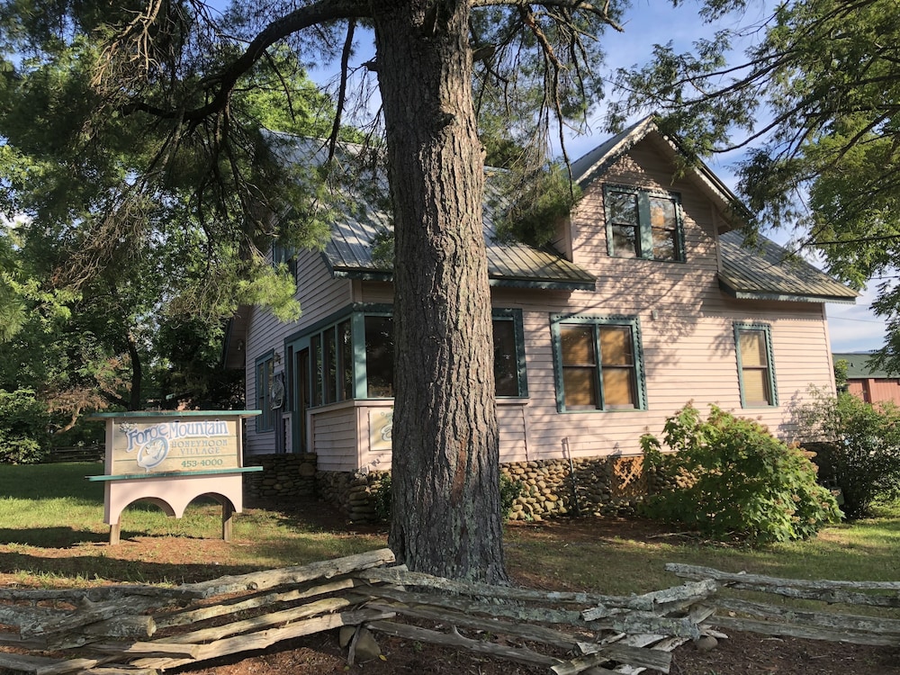 Evergreen Cottage Inn & Cabins 30/38