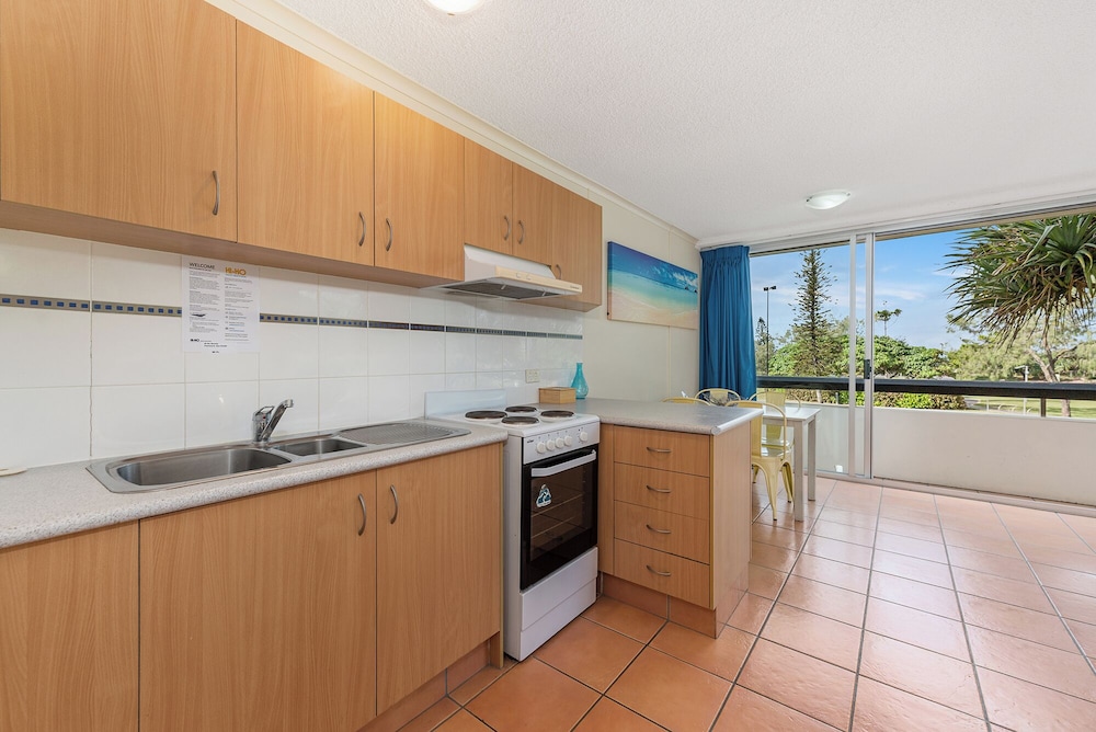 HI HO BEACH APARTMENTS 8/69