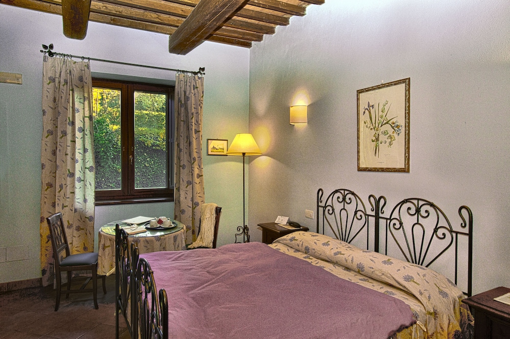 Room at Il Poggio Degli Olivi, BETTONA