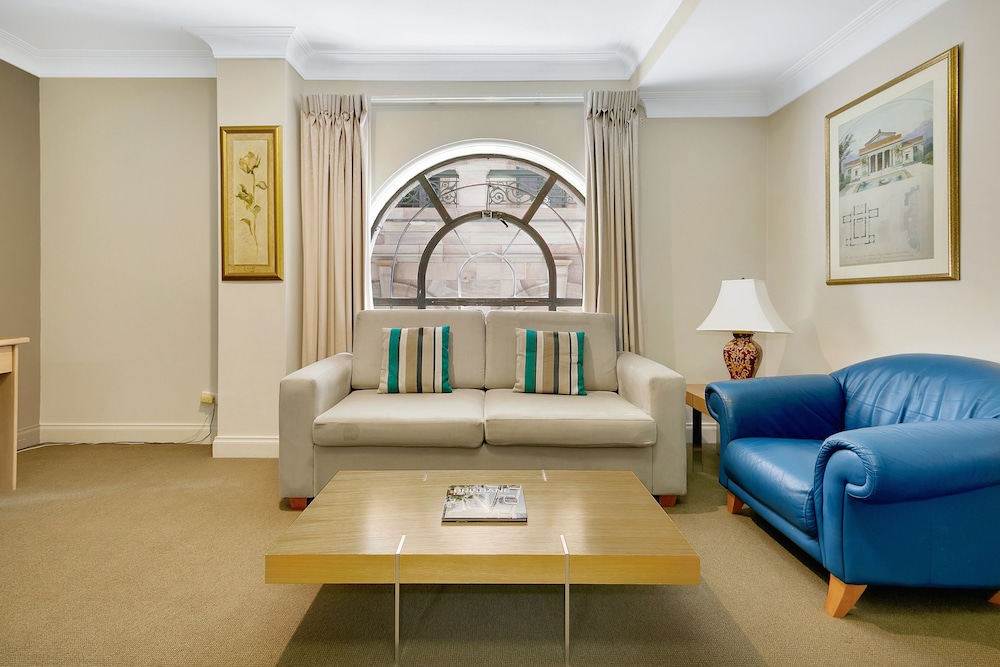 The Manor Apartment Hotel 37/56
