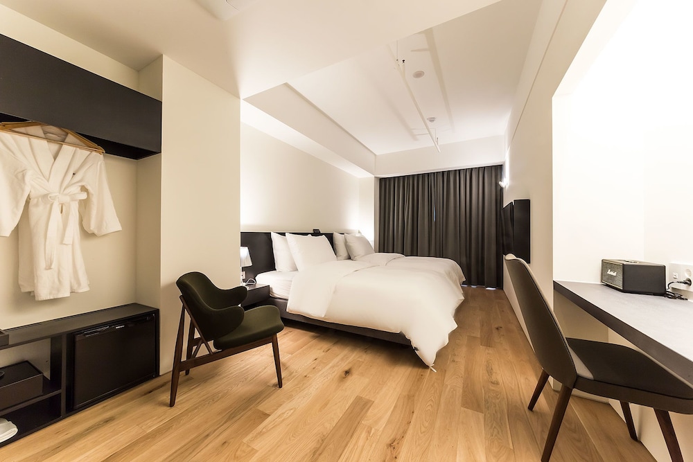 BUSINESS, TWIN BEDS
