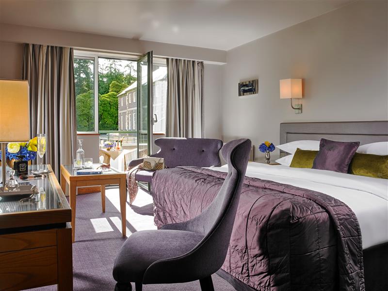 DELUXE, DOUBLE OR TWIN BED
