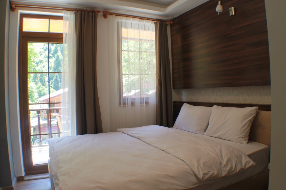 Hirande Hotel 12/50
