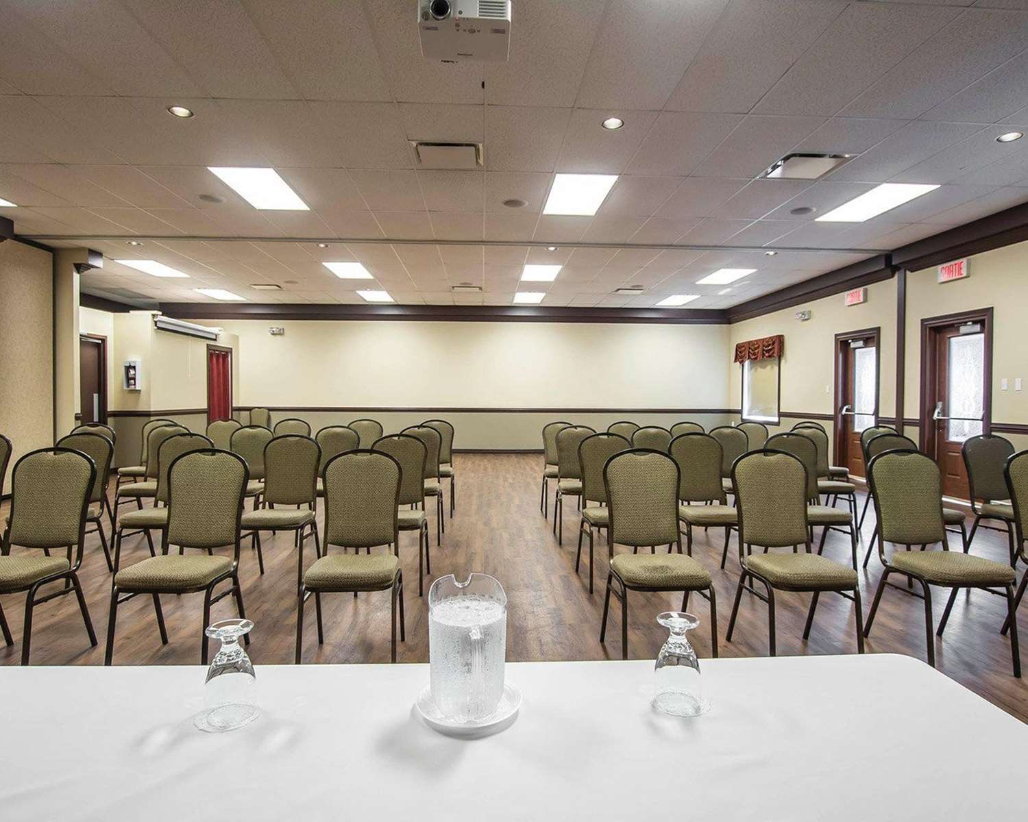 Econo Lodge Inn & Suites Montmagny QC 15/18