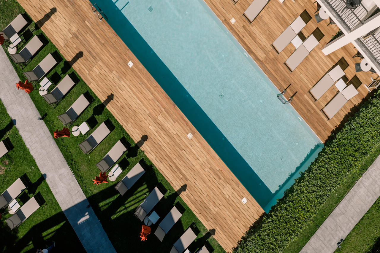 New Beach Hotel 40/43