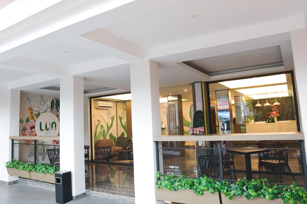 Lun Hotel Manado 1/26