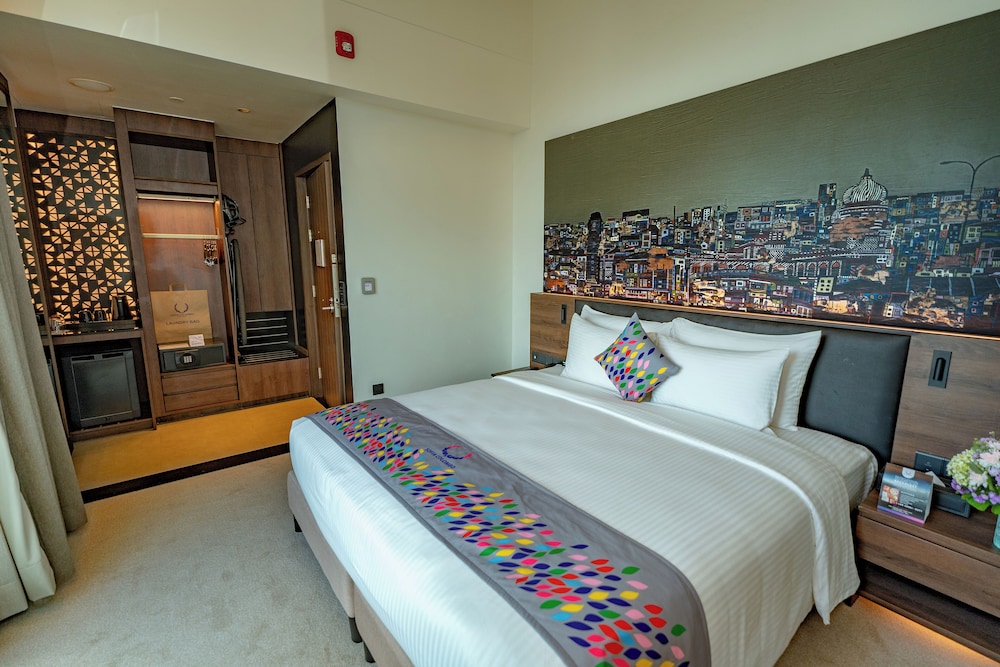 DELUXE, KING BED, CITY VIEW