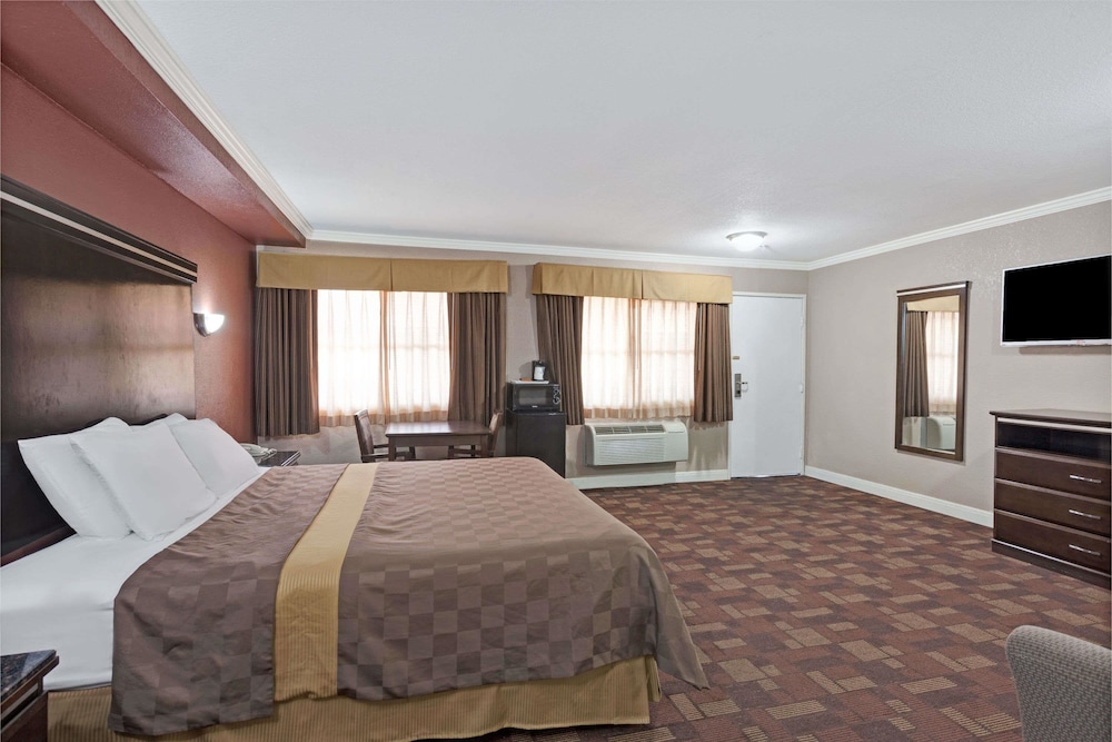 Travelodge by Wyndham Whittier 2/33