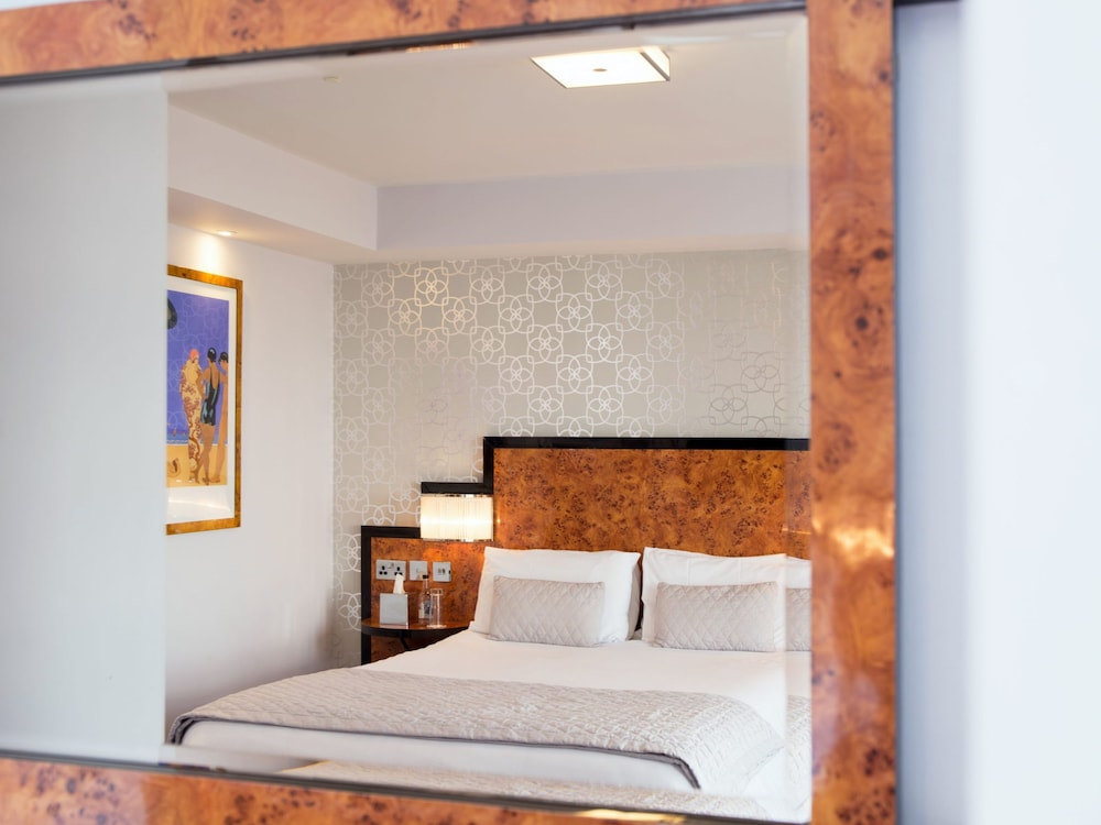 Pier Hotel 7/50