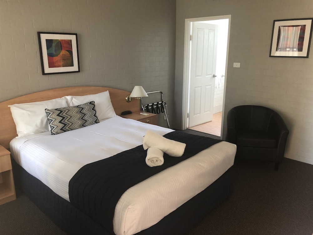 Coachmans Inn Motel 8/34