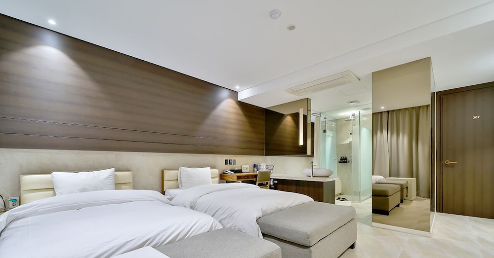 Golden Hotel 8/46