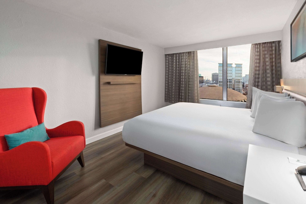 جناح جونيور بسرير كينج مع أريكة، Wyndham Garden Norfolk Downtown 5/10