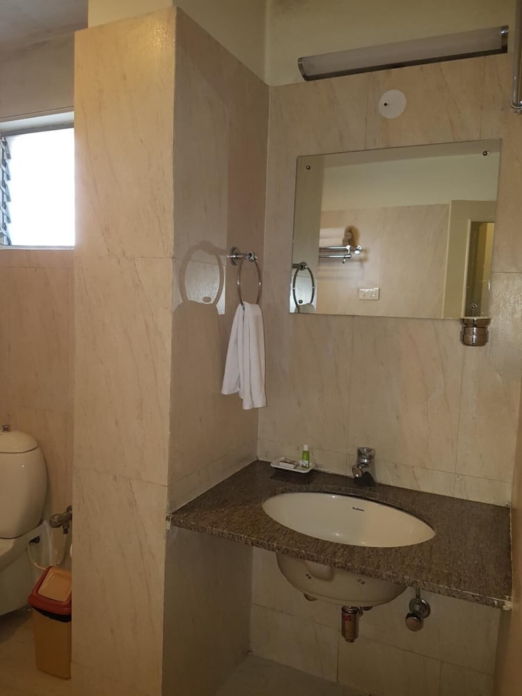 TRINITY SUITES 25/26