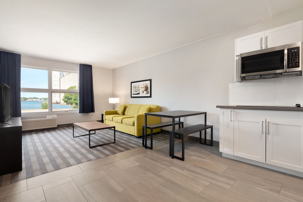 Days Inn by Wyndham Sarnia Harbourfront 34/59