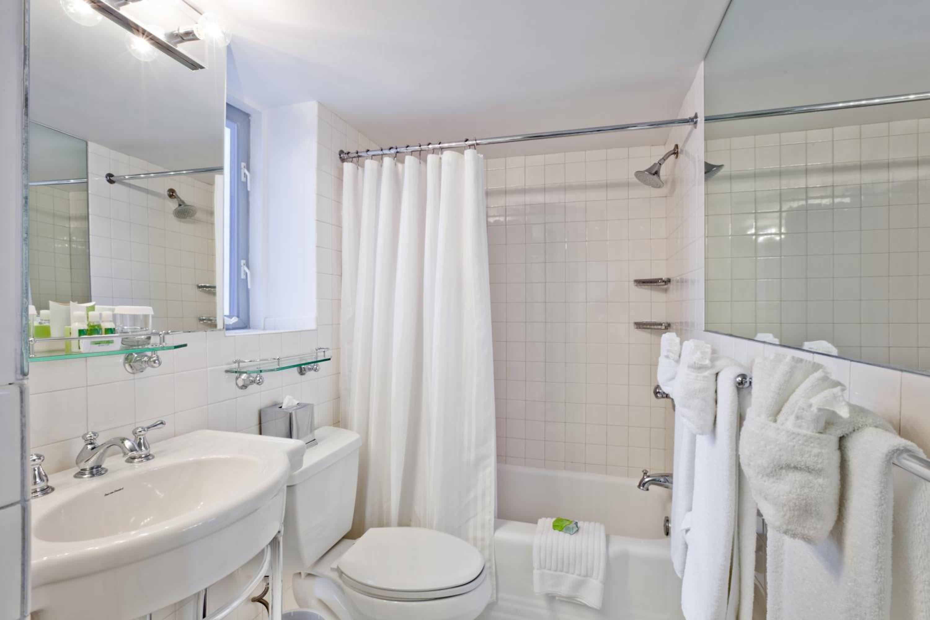 Deluxe, King Bed, Accessible, State Plaza Hotel 3/4