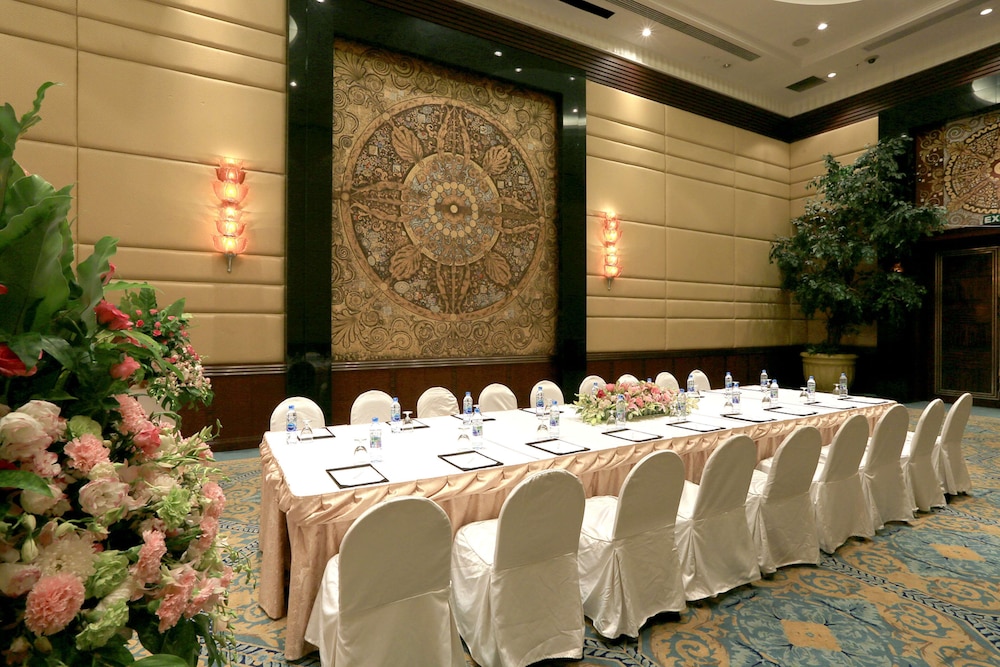 Golden Tulip Sovereign Hotel 9/50