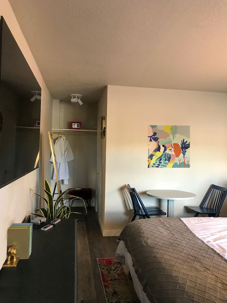 Manor Lodge Motel 17/68