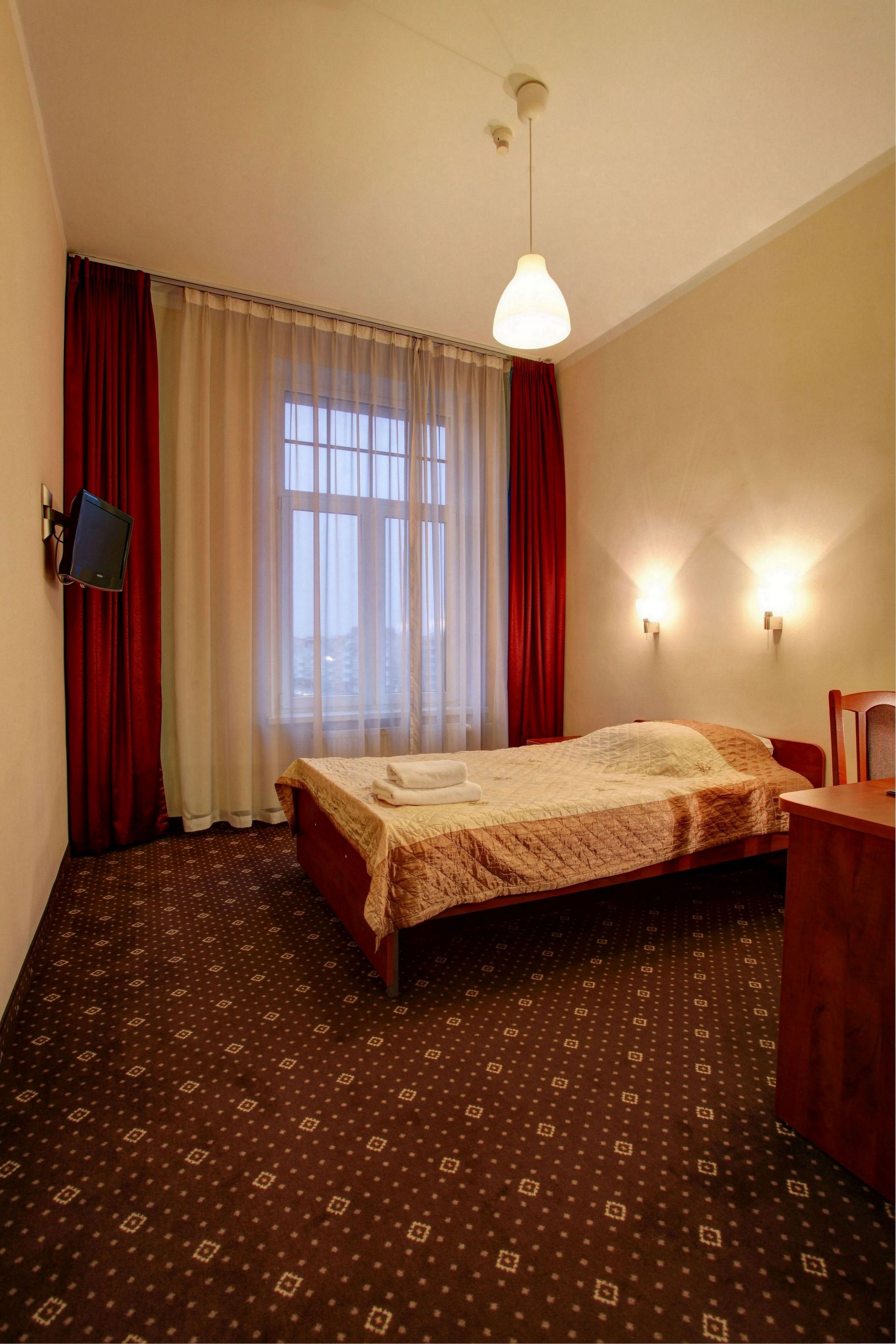 ROOM, DOUBLE BED