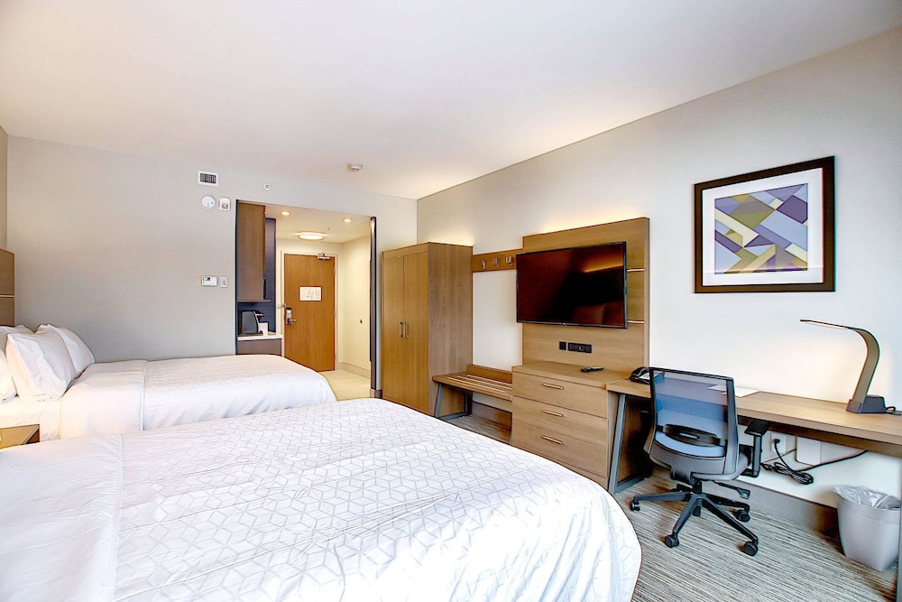 Holiday Inn Express Suites Calgary Airport Trail Ne 13/38