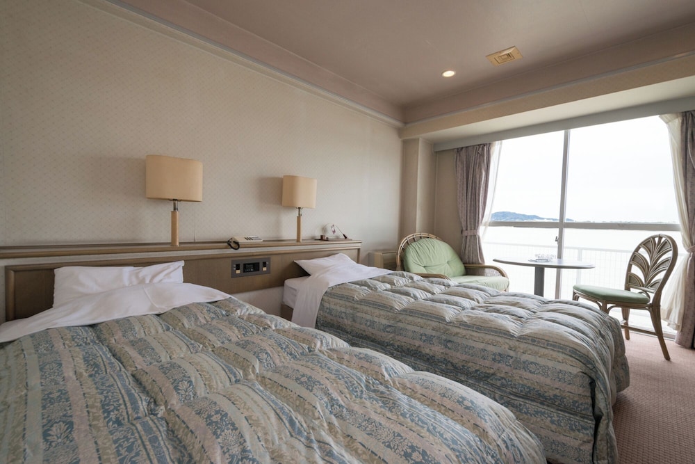 2 BEDROOMS, CONDO, LAKE VIEW