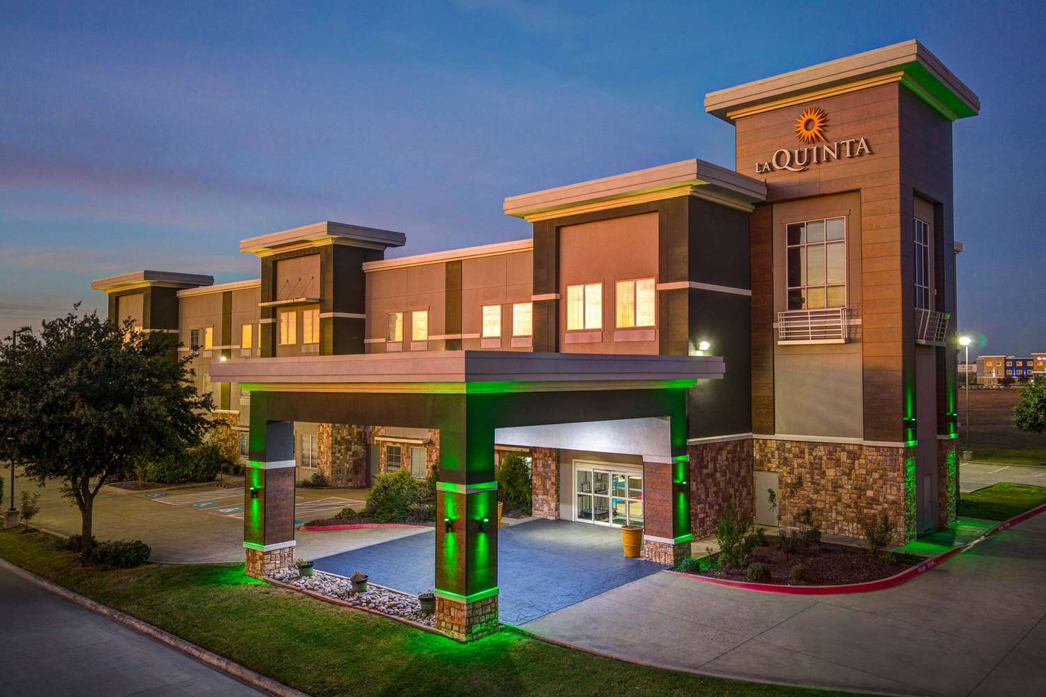 La Quinta Inn & Suites by Wyndham Ft. Worth - Forest Hill TX 41/49