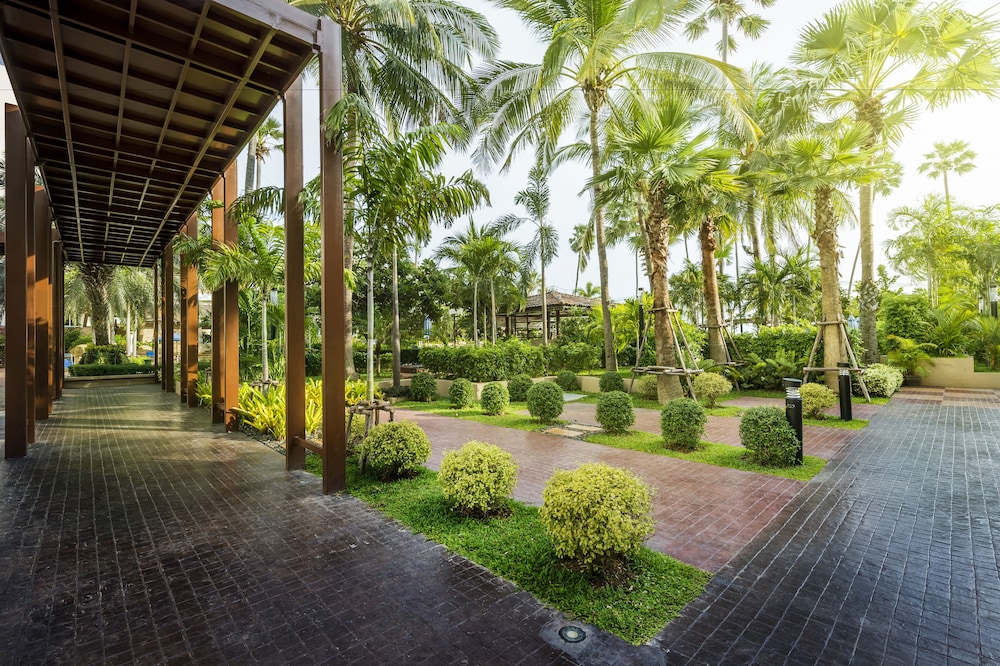 Jomtien Palm Beach Hotel and Resort 41/49