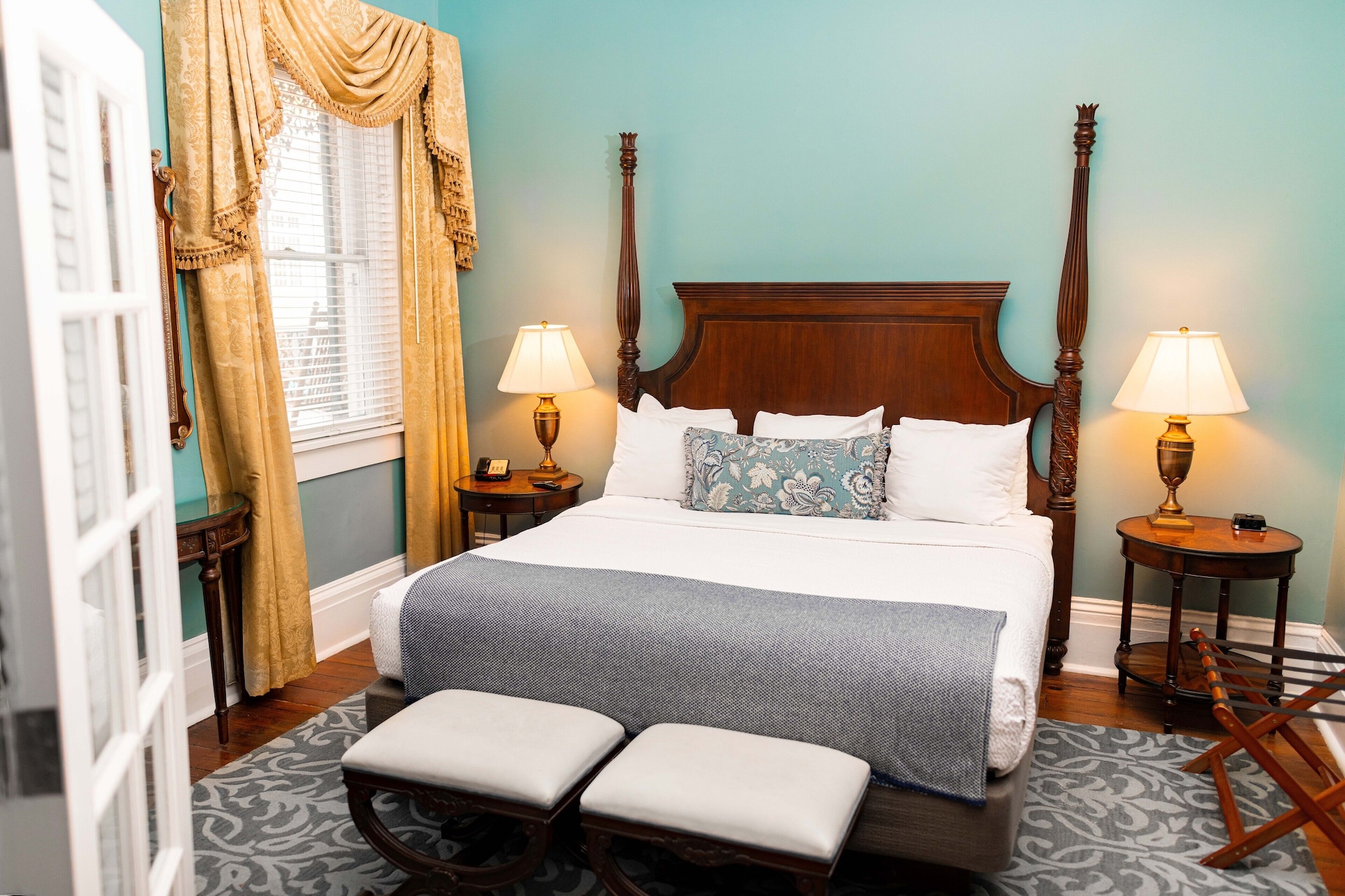Suite, King Bed, Sofa