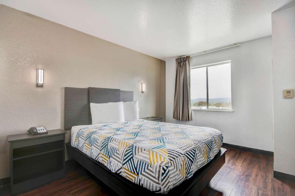 1 Queen Bed - Smoking, Micfridge