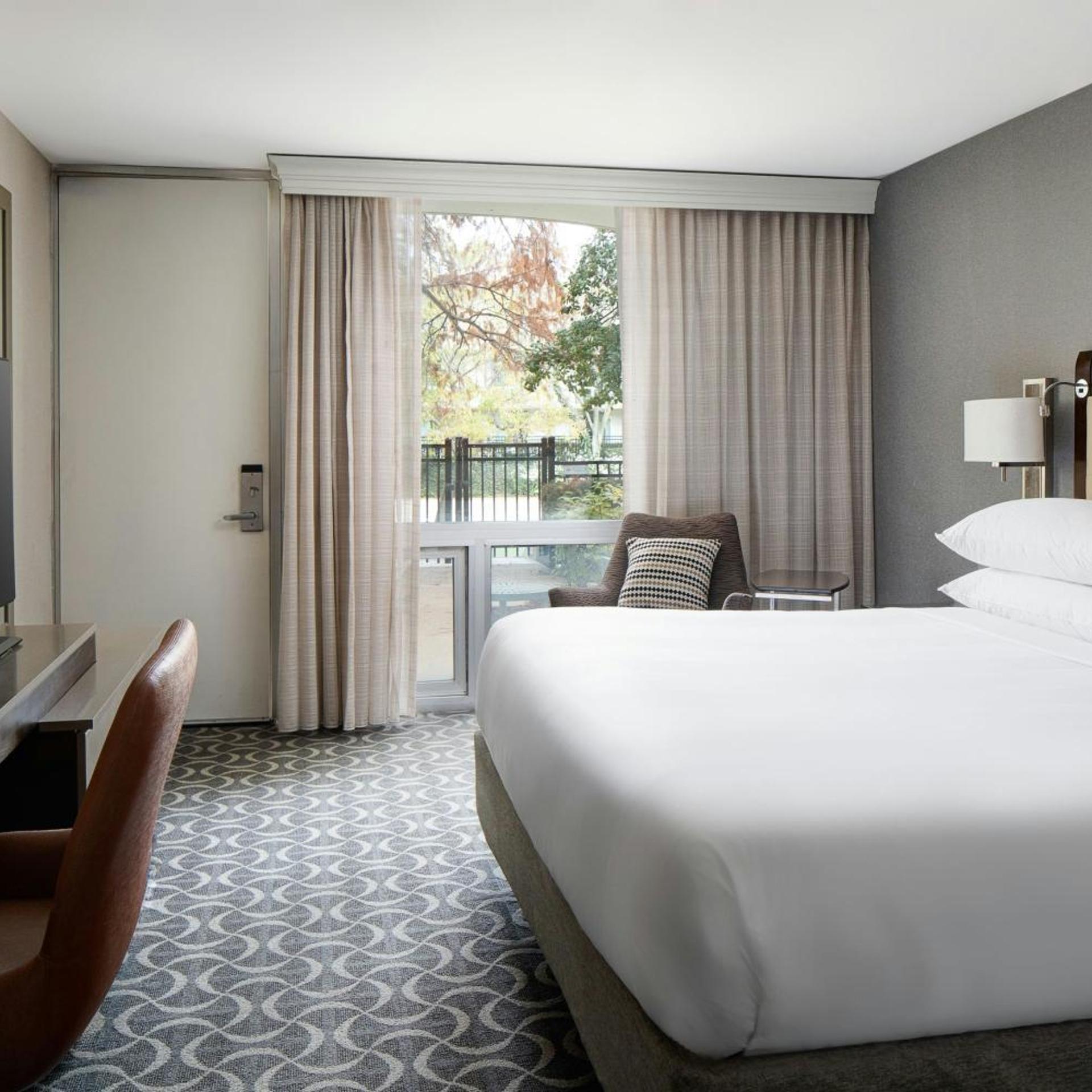Guest Room, King Bed, West Tower