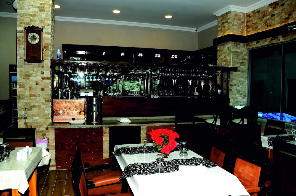 Hill River Hotel 28/44