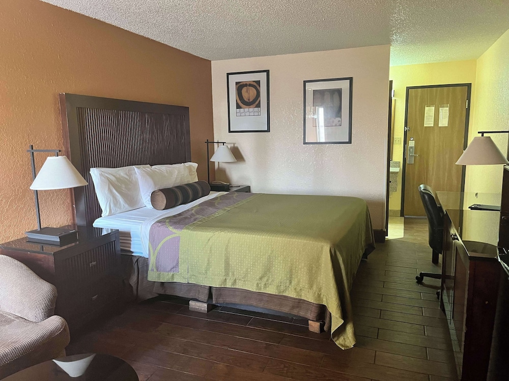 1 Queen Bed - Non-Smoking, Micfridge
