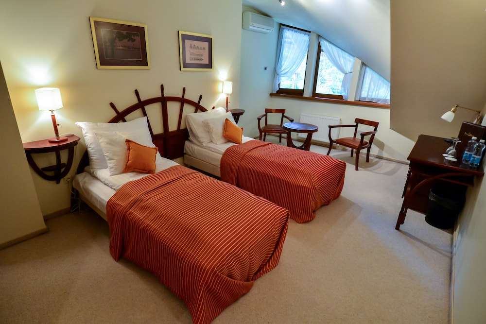 Port Hotel 10/50
