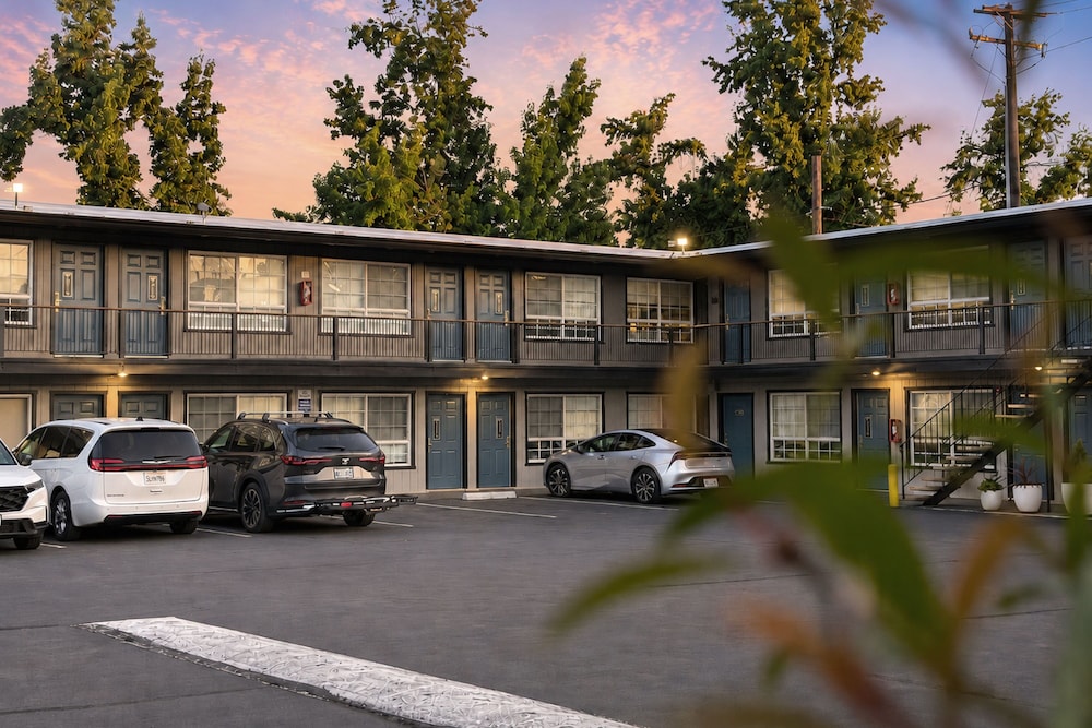 Thunderbird Lodge 65/71