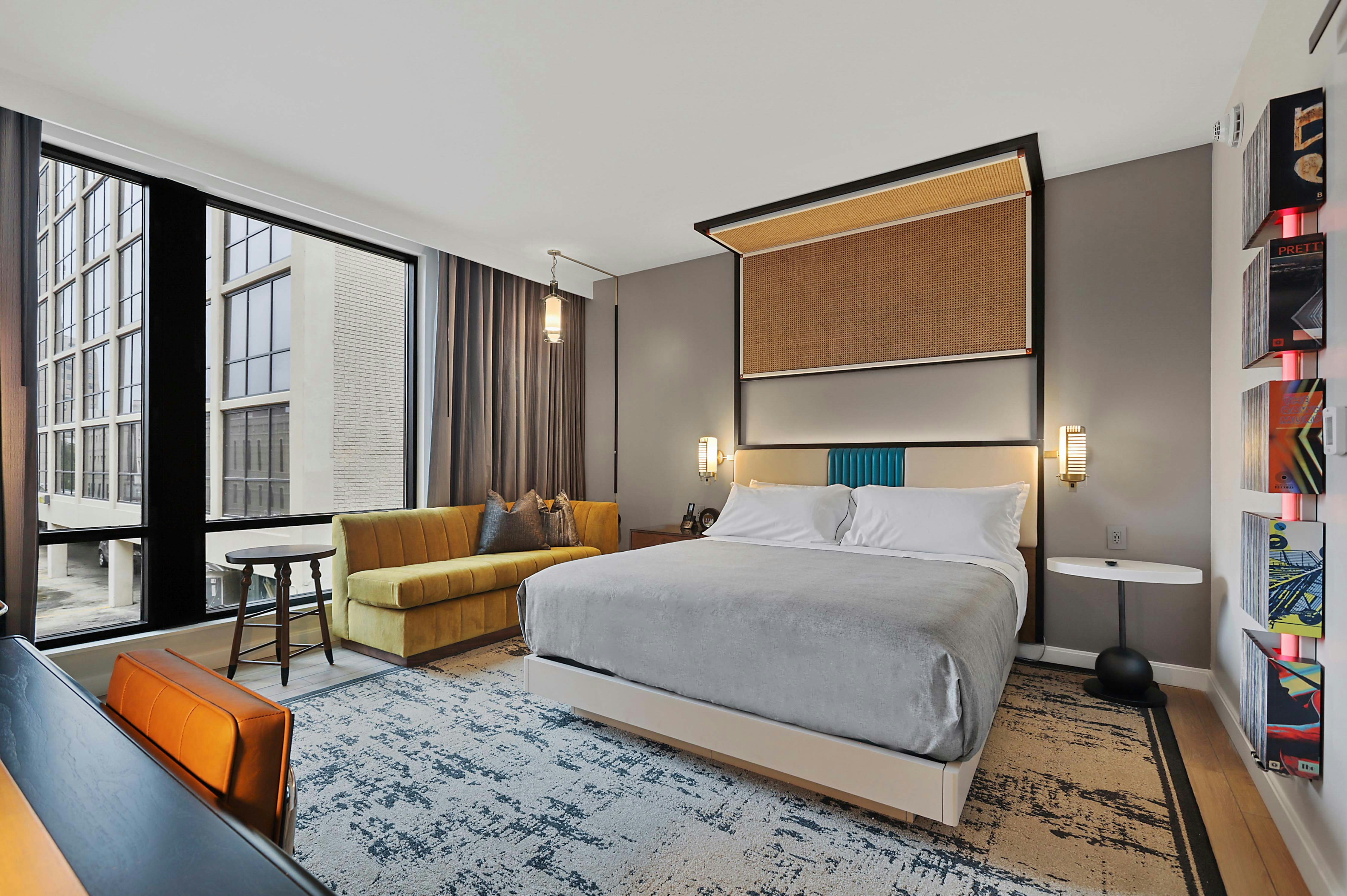 ROOM, KING BED, SOFA, CORNER