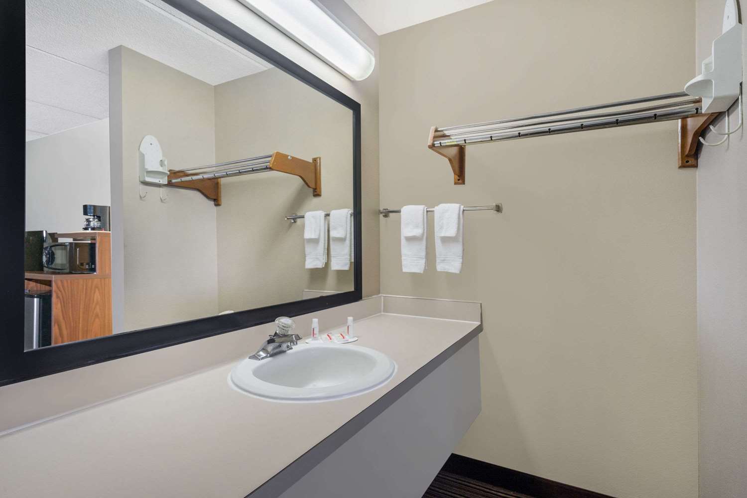 Super 8 by Wyndham Knoxville North/Powell 16/17